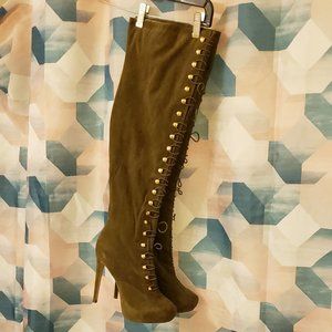 LADIES BOOT - SIZE 11  OLIVE